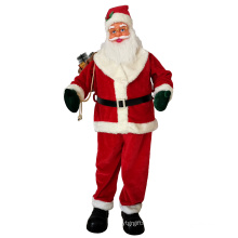 Weihnachten stehend Santa Claus mit Ski -Dekorationen
